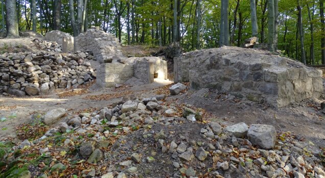 Zříceniny hradního paláce, stav po provedení konzervačních prací; v popředí pilíř, vlevo zbytek průčelí se vstupem do interiéru Zříceniny hradního paláce, stav po provedení konzervačních prací; v popředí pilíř, vlevo zbytek průčelí se vstupem do interiéru