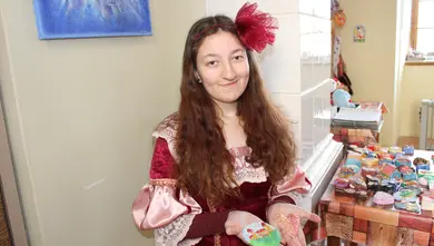 Princezna ukazuje výrobky z výtvarného ateliéru