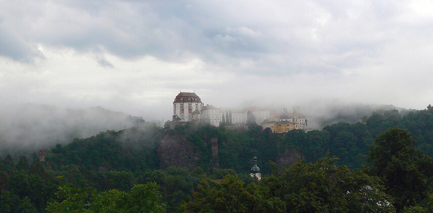 Pohled na zámek od řeky v ranní mlze 