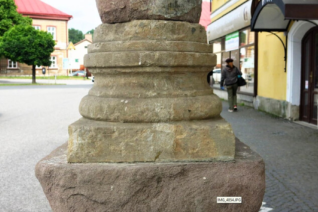 Detail patky jednoho ze sloupů před restaurováním