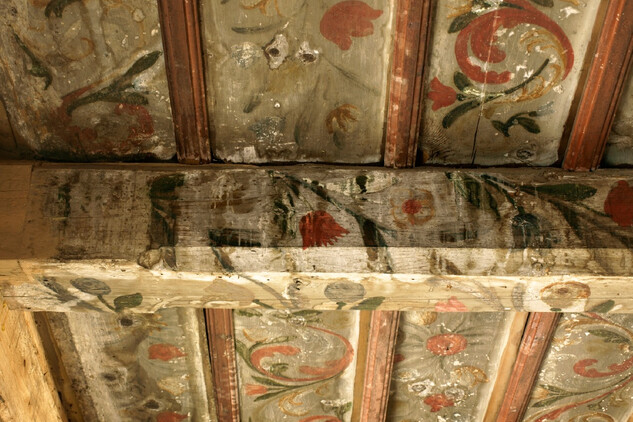 Detail malovaného stropu před restaurováním
