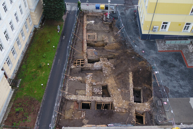 Záběr výzkumu v areálu školního hřiště na ulici Praskova z dronu | © NPÚ, Jindřich Hlas, 2024