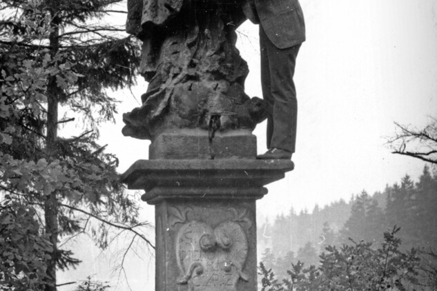 Žďákov, poškozená socha sv. Jana Nep a inspektor kultury ONV PI Petr Šrámek, foto B_Mičán, 1973, NPÚ, ÚOP v Českých Budějovicích
