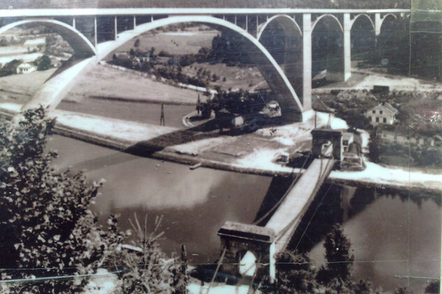 Podolský most a starší řetězový (dnes Stádlecký) most, historické foto