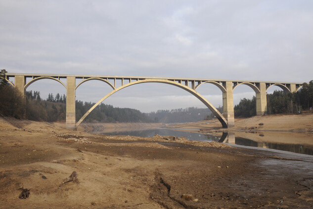 Podolský most na Písecku při vypuštění Orlické přehrady - pozůstatky domů zatopené osady Podolsko a zbytky řetězového mostu, leden 2020