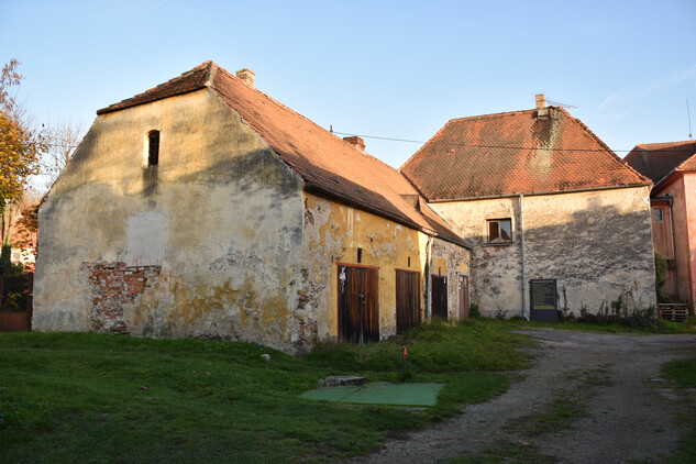 Hluboká, židovská čtvrť, dům se starou modlitebnou čp. 8, dvůr