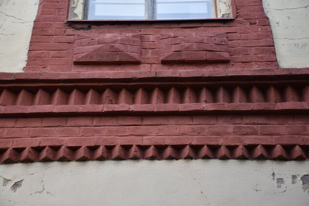 Netolice, škola, detail průčelí s novogotickými cihelnými prvky 