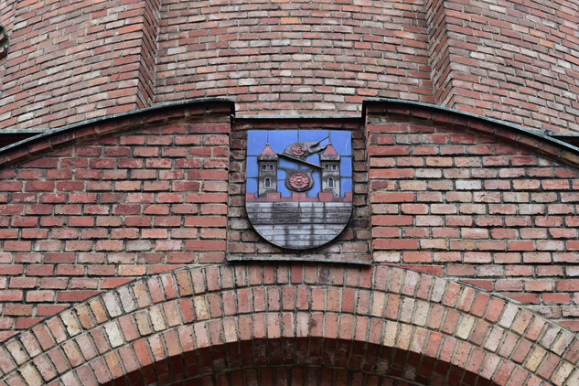 Třeboň, vodárenská věž, reliéfní deska s městským znakem Třeboně