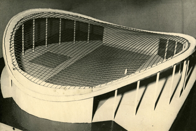 Plavecký stadion v Českých Budějovicích, Bohumil Böhm, 1958–1971, 3D model. Lanová střecha ve tvaru hyperbolického paraboloidu reaguje na aktuální světové experimenty.