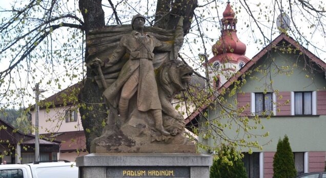 Dolany, okr. Klatovy, pomník padlým I. a II. světové války (foto S. Plešmíd, 2021))