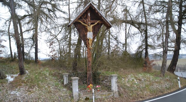 Hrad Nečtiny, dřevěný kříž s oplocením. Zdroj: Fotoarchiv NPÚ, ÚOP v Plzni, 2023.