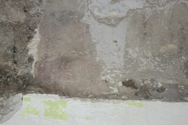 Obr. 12. Staroměstský dům U Černého slunce. Velký sál v patře bočního dvorního křídla domu, fragment gotické nástěnné malby (leden 2024)