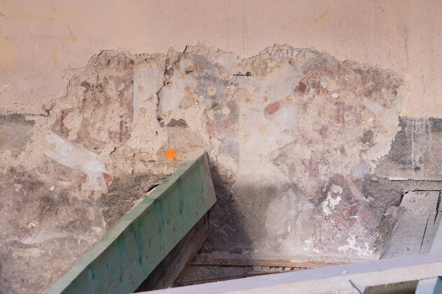Obr. 11. Staroměstský dům U Černého slunce. Velký sál v patře bočního dvorního křídla domu, fragment gotické figurální nástěnné malby (říjen 2023)