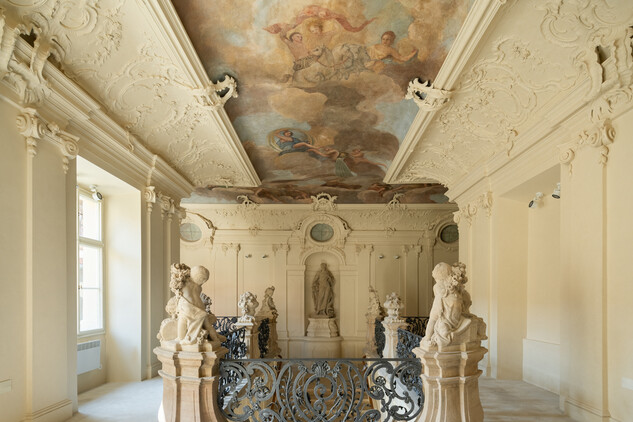 Palác Savarin, hlavní schodiště s nástropní freskou a kamenosochařskou výzdobou po obnově (© Crestyl, 2024)