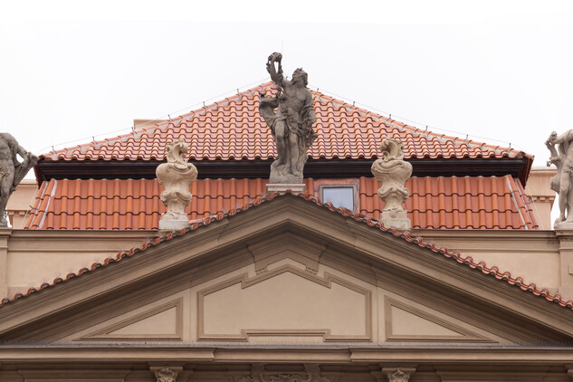 Palác Savarin, restaurovaná sochařská výzdoba na atice (foto P. Havlík, 2025)
