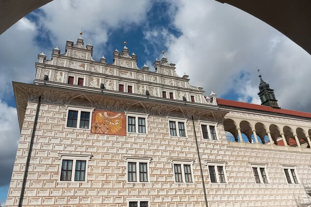 Sgrafita na vstupním průčelí zámku