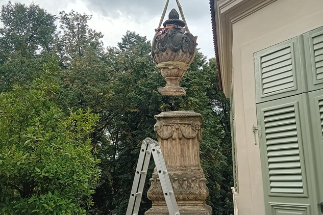 Restaurování vázy v zámecké zahradě 