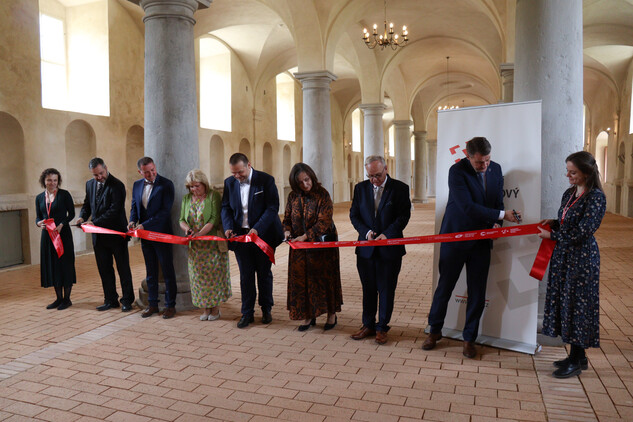 Slavnostní stříhání pásky (zleva: Ing. Oldřich Pešek, Mgr. Vladimír Tregl, Ing. Květa Vinklátová, Mgr. Martin Baxa, Ing.arch. Naděžda Goryczková, PhDr. Miloš Kadlec, Bc. Martin Půta) 