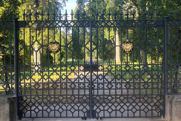 Zrestaurovaná brána s erby