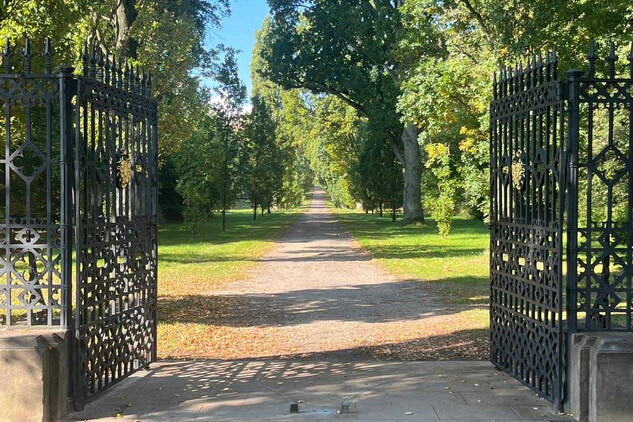 Vhled do zámecké zahrady nově zrestaurovanou bránou