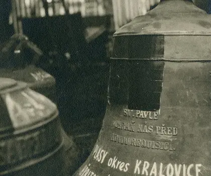 Zvon sv. Pavel po sejmutí z věže. Zvon sv. Pavel po sejmutí z věže.