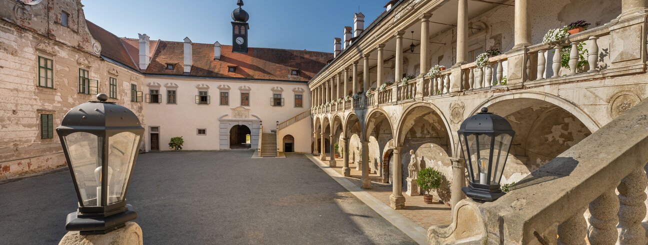 Zámek Uherčice Zámek Uherčice