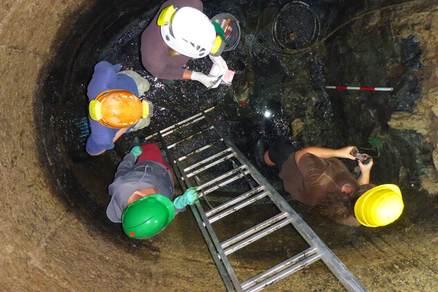 Výzkum barokní záchodové jímky v prelatuře kláštera Plasy. Foto: Řehák – SPELEO.