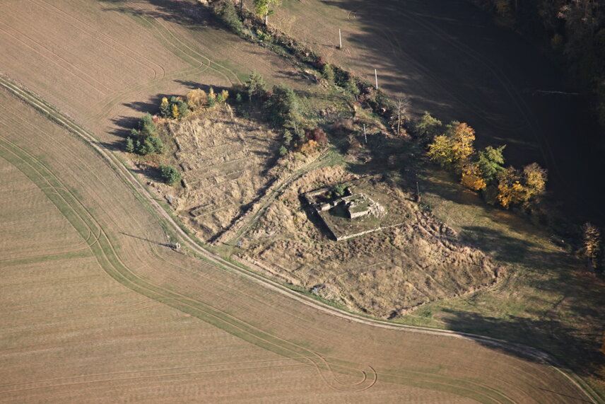 Mstěnice, archeologická lokalita zahrnující zaniklou středověkou vesnici 