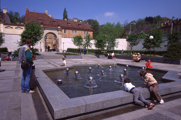 Stanice Malostranská, zahradní nádvoří Valdštejnské jízdárny, foto 80. léta (archiv Metrostavu)