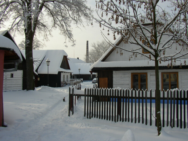 Betlém vánoční, zasněžený areál památkové rezervace lidové architektury Betlém