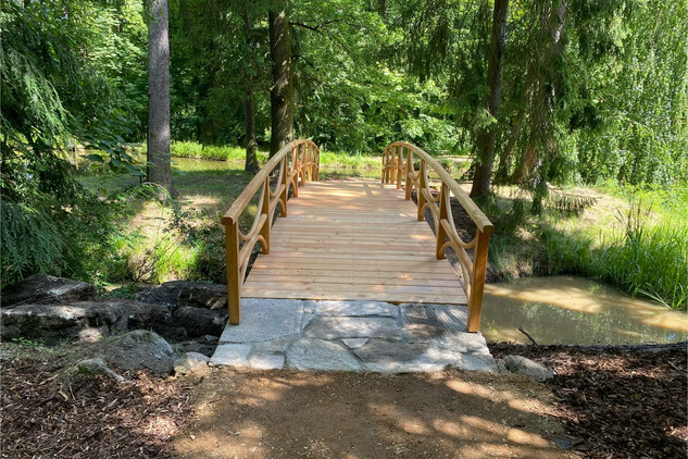 Nový dřevěný mostek v zámeckém parku na Hluboké, červen 2024