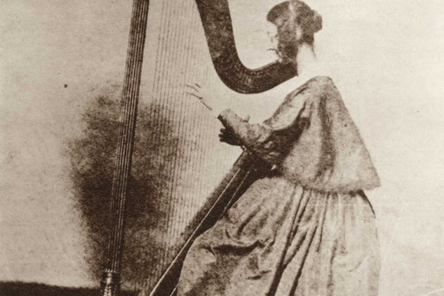 Horatia Feildingová s harfou, Talbotova nevlastní sestra, okolo 1842 | © William Fox Talbot