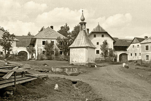Bučí – zvonicová kaple na návsi, stav v roce 1946, Museum Fotoatelier Seidl