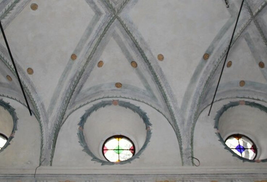 Interiér kaple s obnoveným stropem a okny