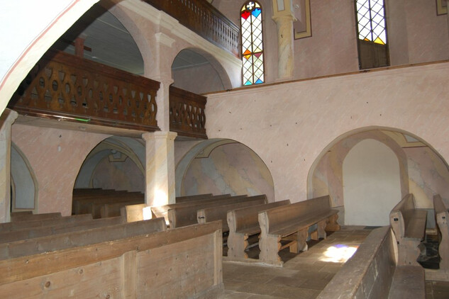 Interiér kostela s galeriemi po restaurování