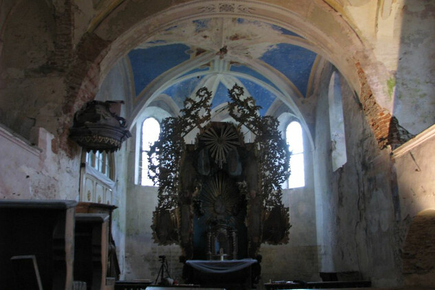 Interiér s hlavním oltářem před restaurováním