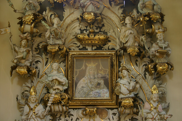 Kroměříž, kostel Nanebevzetí P. Marie, retabulum bočního oltáře před restaurováním
