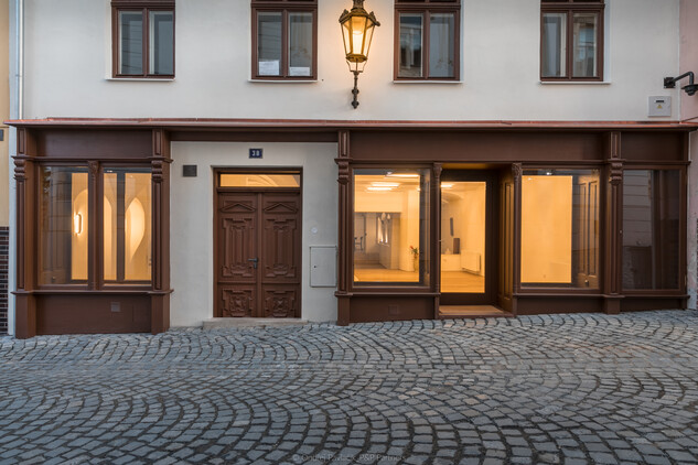 Obnovený parter domu Lucerna v Příboře se skříňovým výkladcem