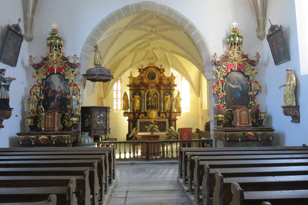 celkový pohled na zrestaurované oltáře