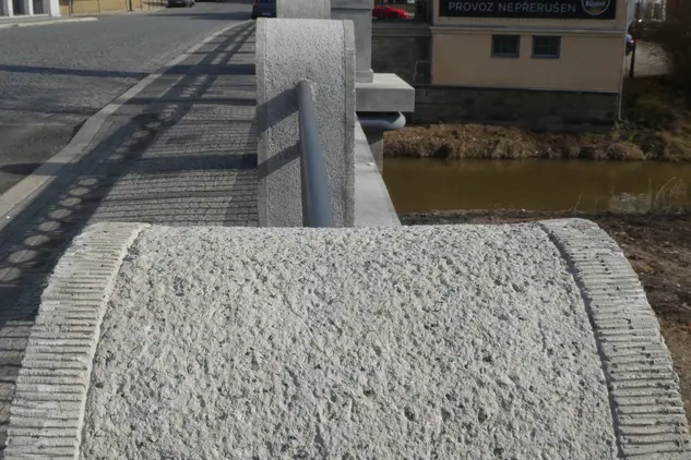Tyršův most, obnovené kamenné omítky na sloupkách zábradlí