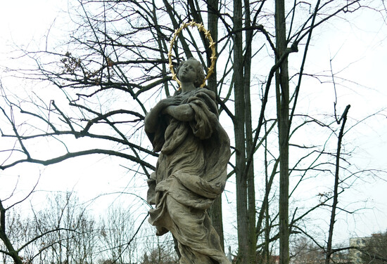 Vrcholová socha Panny Marie po restaurování 