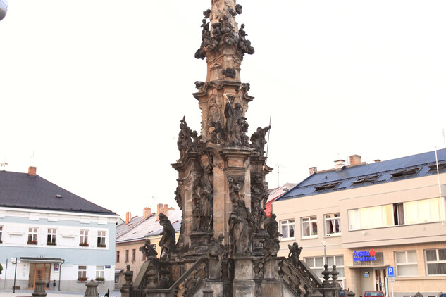 Mariánský sloup na Palackého náměstí v Poličce před obnovou