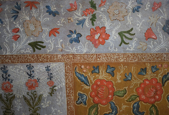 Na antependiu kryjícím menzu byla odhalena původní malba květinového dekoru 