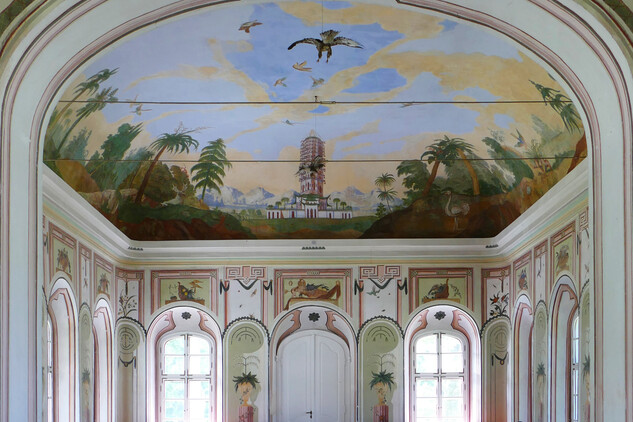 Pohled na sál s restaurovanými malbami