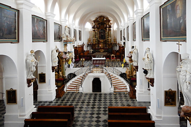 Kostel sv. Václava - pohled do obnovené lodi