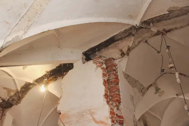 Restaurování panského sídla, bourání příček