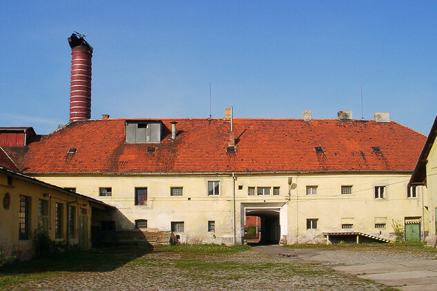 Pohled na západní křídlo pivovaru od východu, 2001