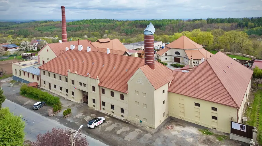 Pohled na pivovar z výšky od západu, 2024