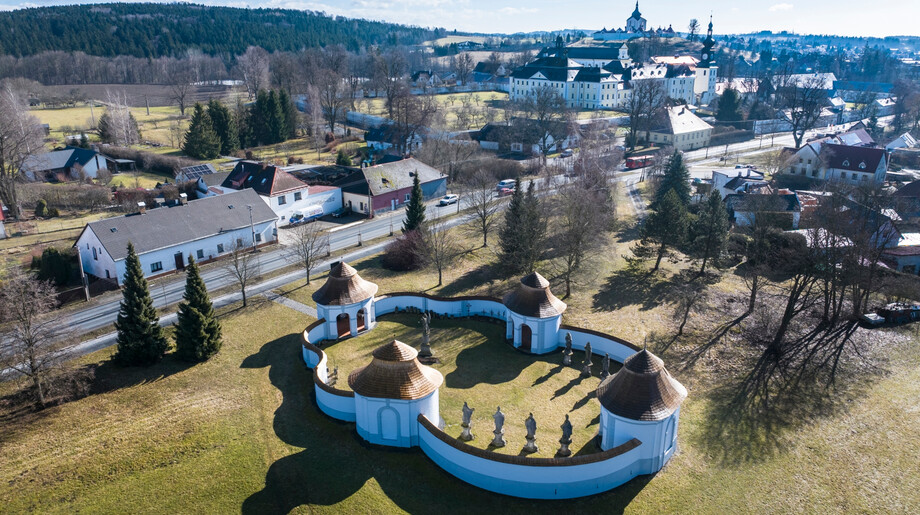 Dolní hřbitov po obnově, pohled z dronu, v pozadí Zelená hora | © Pavel Macků