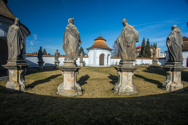 Dolní hřbitov po obnově, umístění osmi originálů soch z nedalekého barokního mostu | © Lucie Herbricková